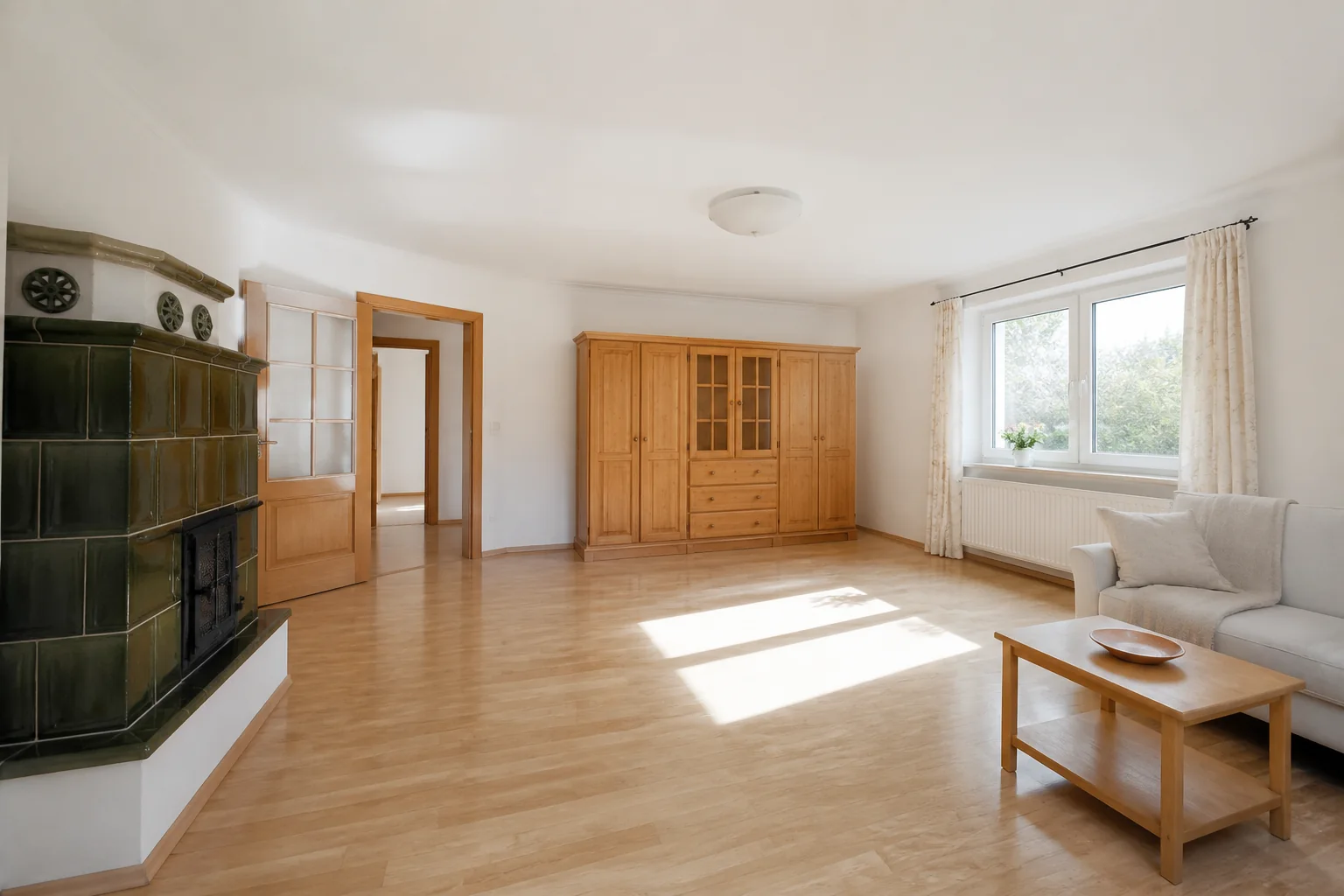 Teilweise geräumter heller Raum in einem bayerischen Wohnhaus